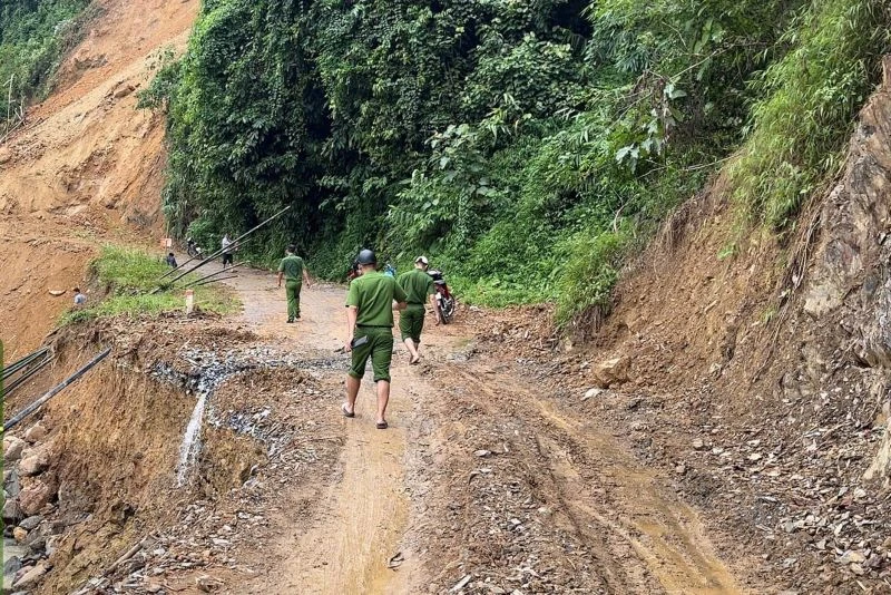 Chung tay bắc cầu tạm để trẻ em ở bản Yên, xã Mường Mìn đến trường
