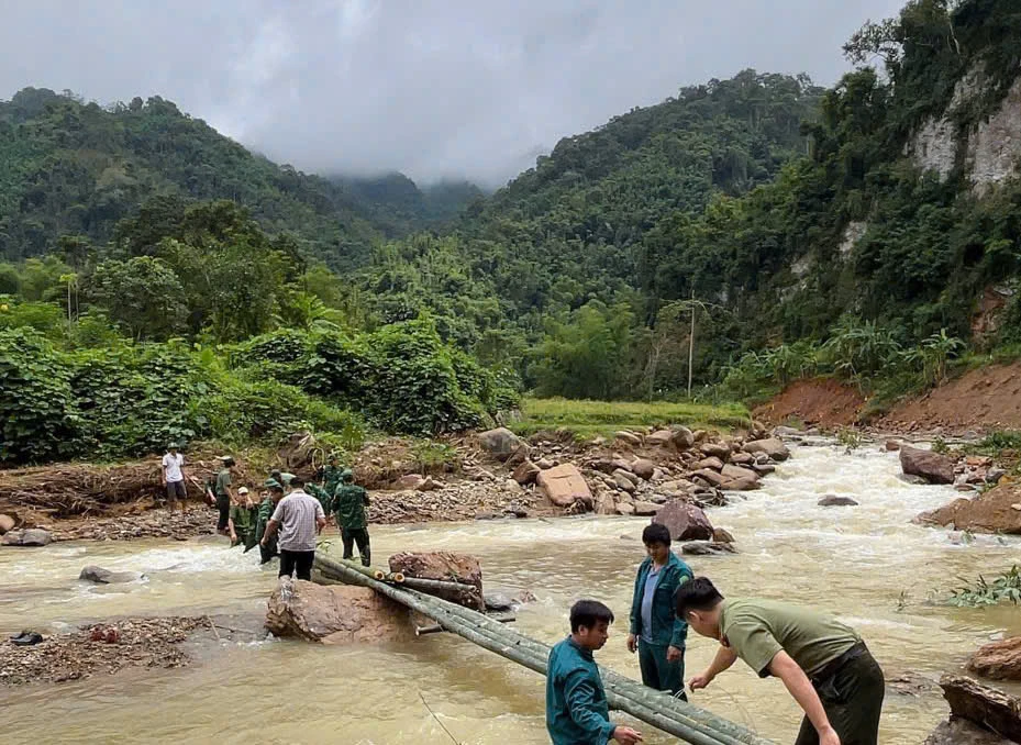 Chung tay bắc cầu tạm để trẻ em ở bản Yên, xã Mường Mìn đến trường