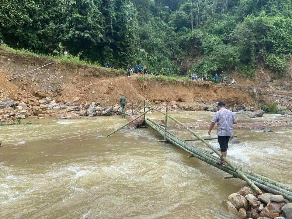 Chung tay bắc cầu tạm để trẻ em ở bản Yên, xã Mường Mìn đến trường