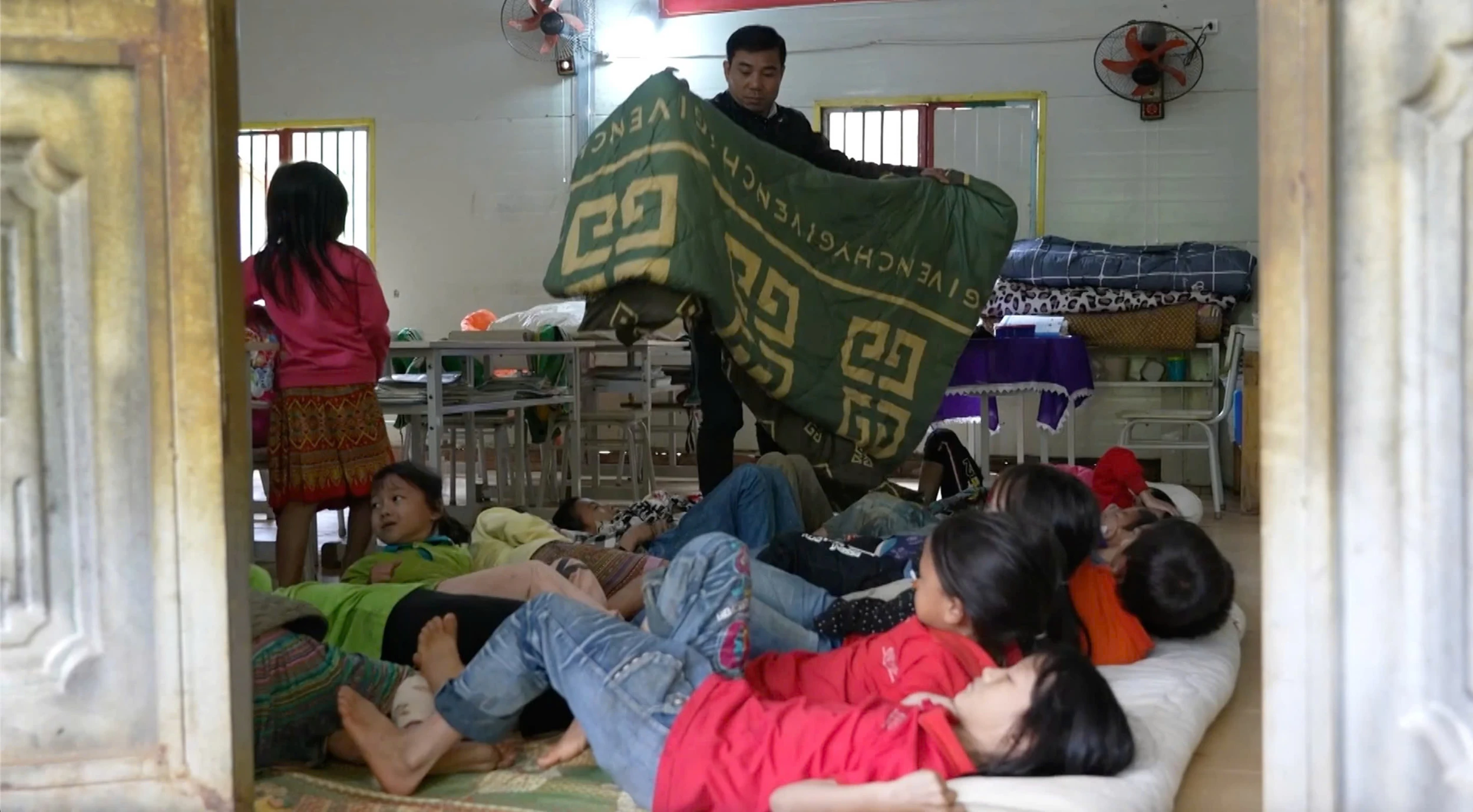 Những người thầy ở biên cương: Đi bộ vận động học sinh ra lớp, góp chiếc áo ấm cho trò nghèo...