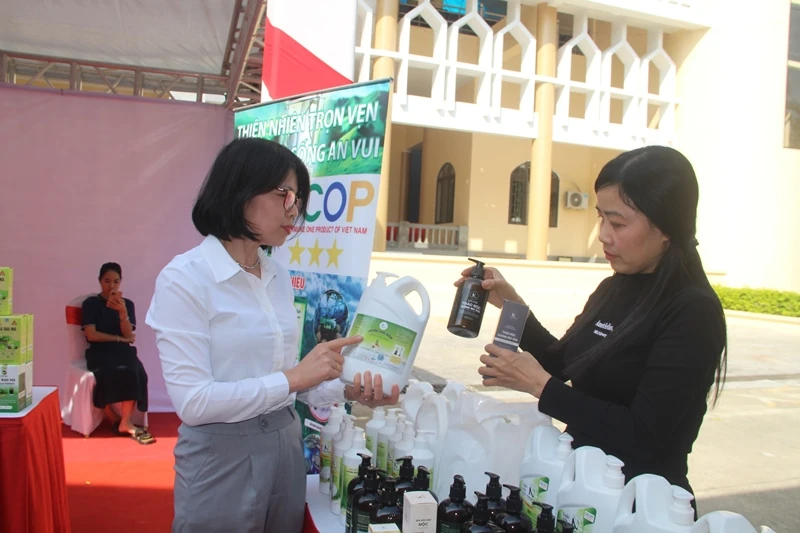 Nhiều sản phẩm công nghệ trưng bày tại Hội nghị “Thúc đẩy hoạt động ứng dụng, chuyển giao, đổi mới sáng tạo và kết nối cung cầu công nghệ tỉnh Thanh Hóa”
