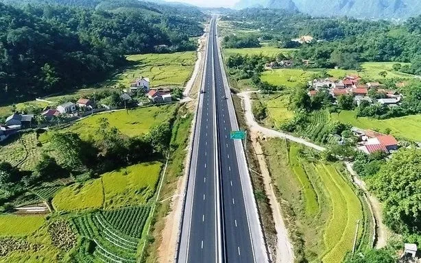 Phó Thủ tướng: Tháo gỡ vướng mắc, bảo đảm tiến độ 4 dự án đường bộ cao tốc