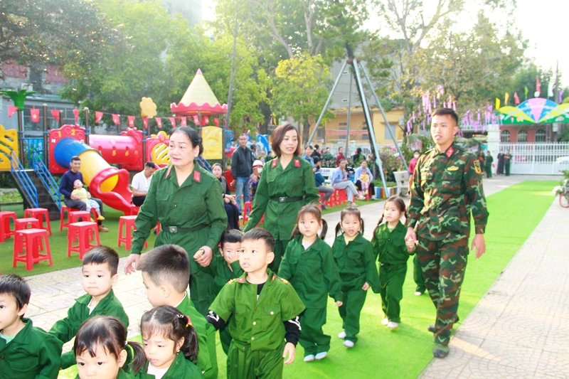 Nhiều trường học tổ chức hoạt động kỷ niệm Ngày thành lập Quân đội Nhân dân Việt Nam