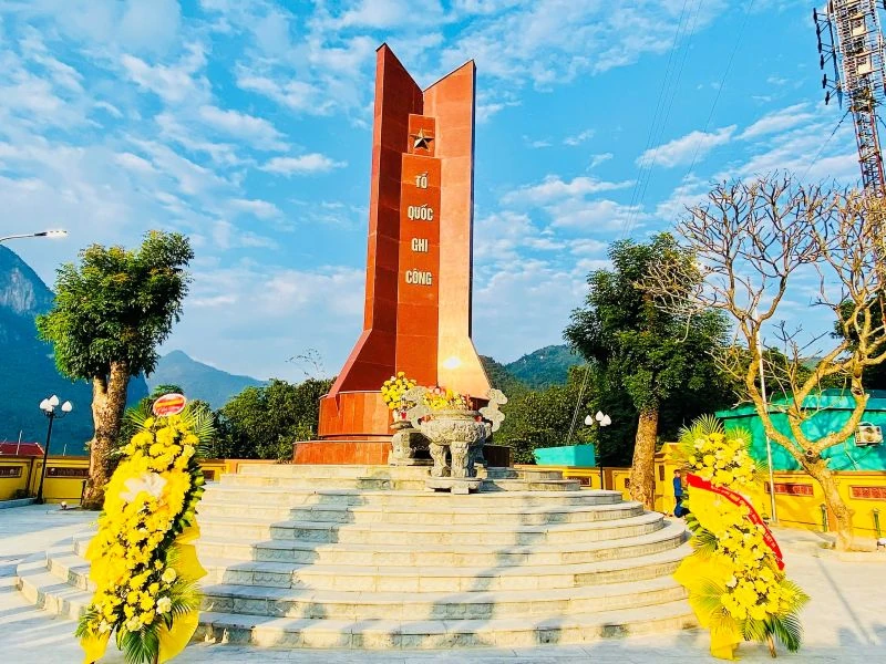Xã Mường Lát khánh thành công trình cải tạo, sửa chữa Đài tưởng niệm Liệt sĩ