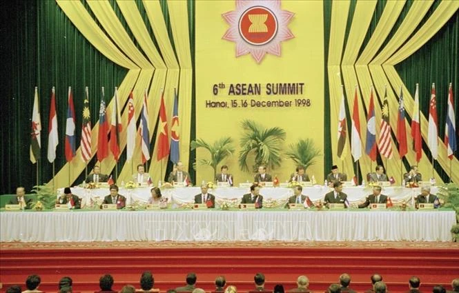 Ngày này năm xưa (15/12): Đại hội đại biểu toàn quốc lần thứ VI của Đảng; Việt Nam đăng cai tổ chức Hội nghị cấp cao ASEAN lần thứ VI