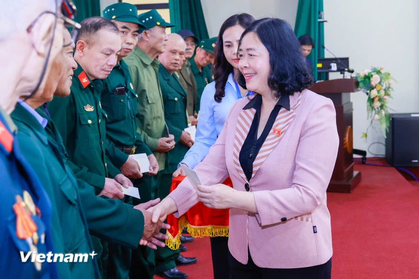 Trao tặng gần 30.000 suất quà Tết cho người nghèo, người có hoàn cảnh khó khăn