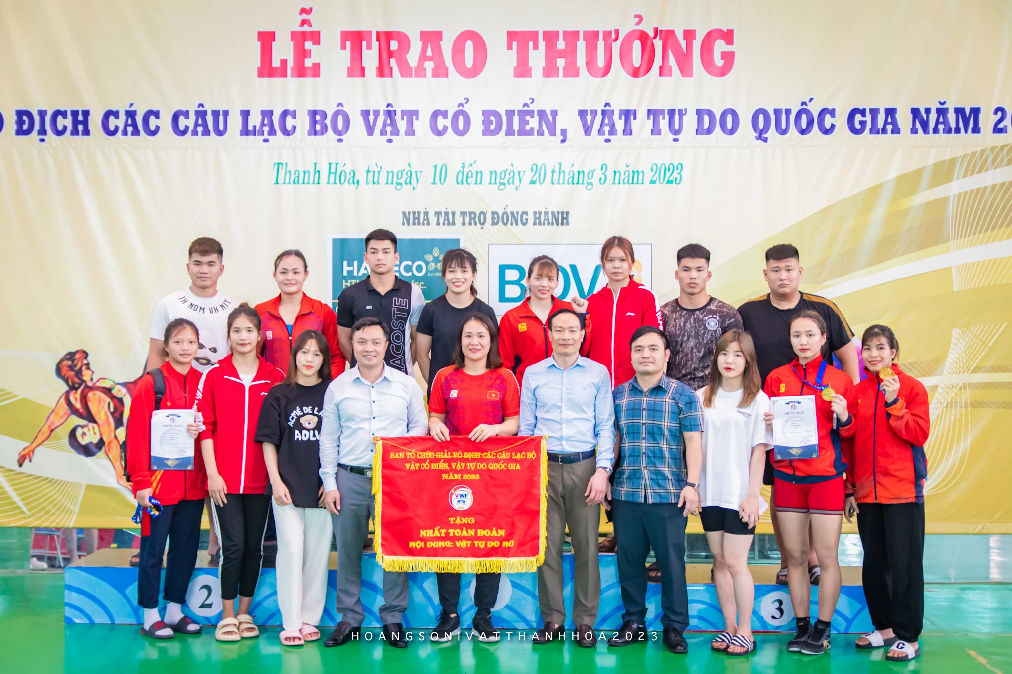 Giọt nước mắt trên thảm đấu và ký ức không quên của “nữ hoàng” vật xứ Thanh