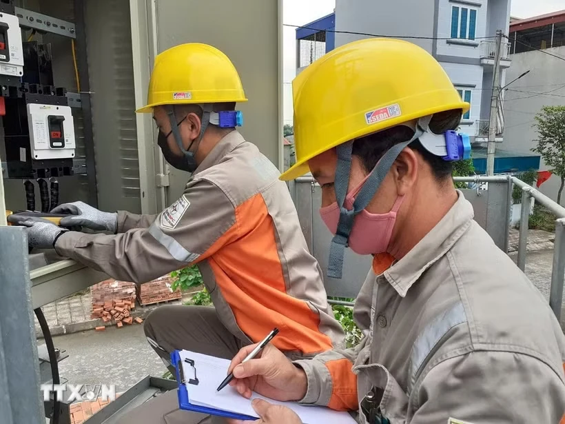 Nắng nóng gay gắt, khuyến cáo sử dụng điện tiết kiệm để tránh hóa đơn tăng cao