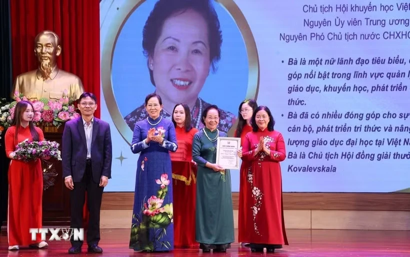 Tôn vinh những đóng góp to lớn của đội ngũ nữ trí thức Việt Nam