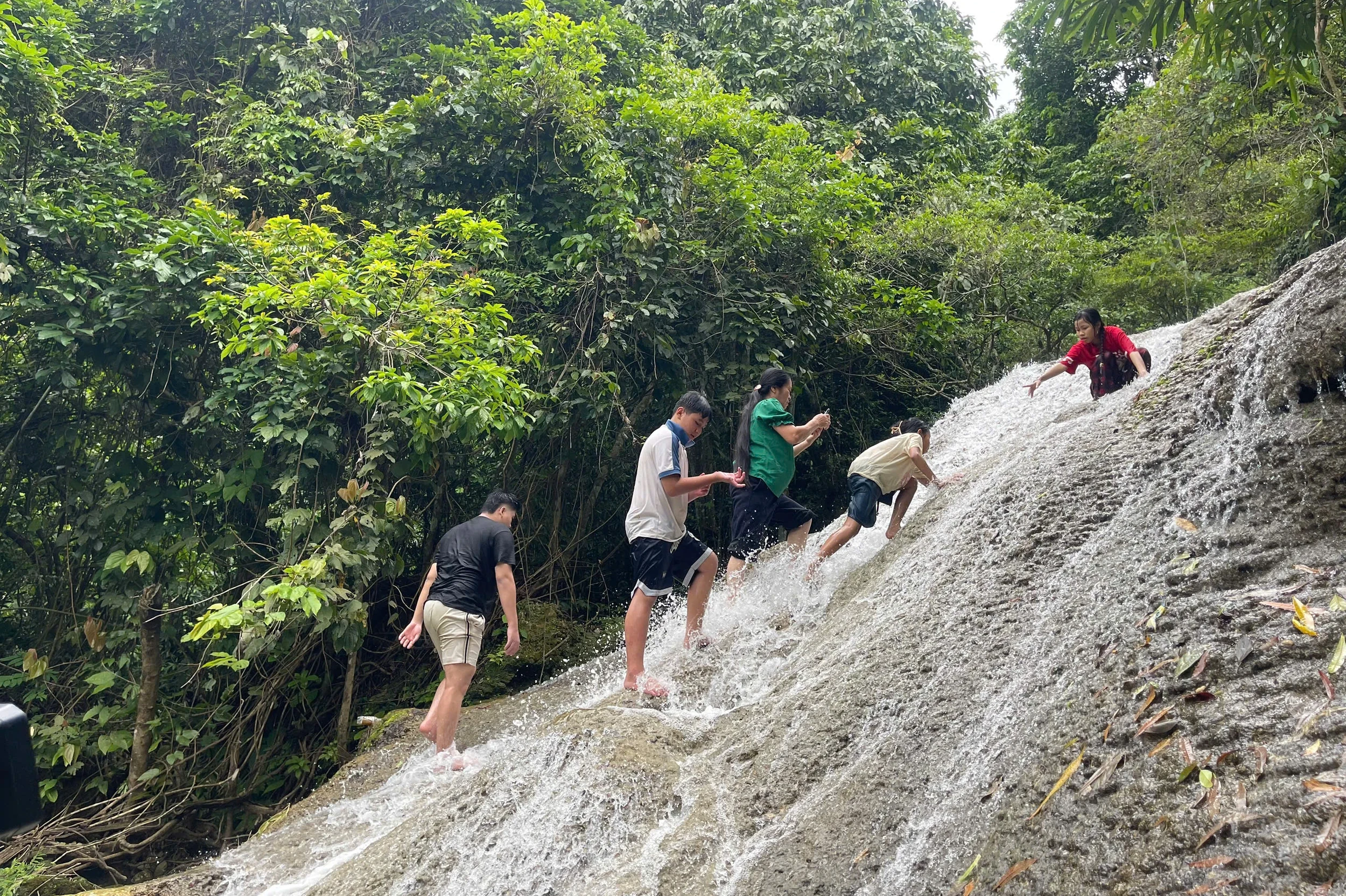 Đánh thức tiềm năng du lịch thác Muốn