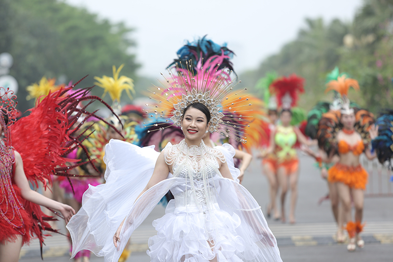 Khởi động mùa du lịch tại thành phố biển Sầm Sơn với sự có mặt của hàng vạn du khách