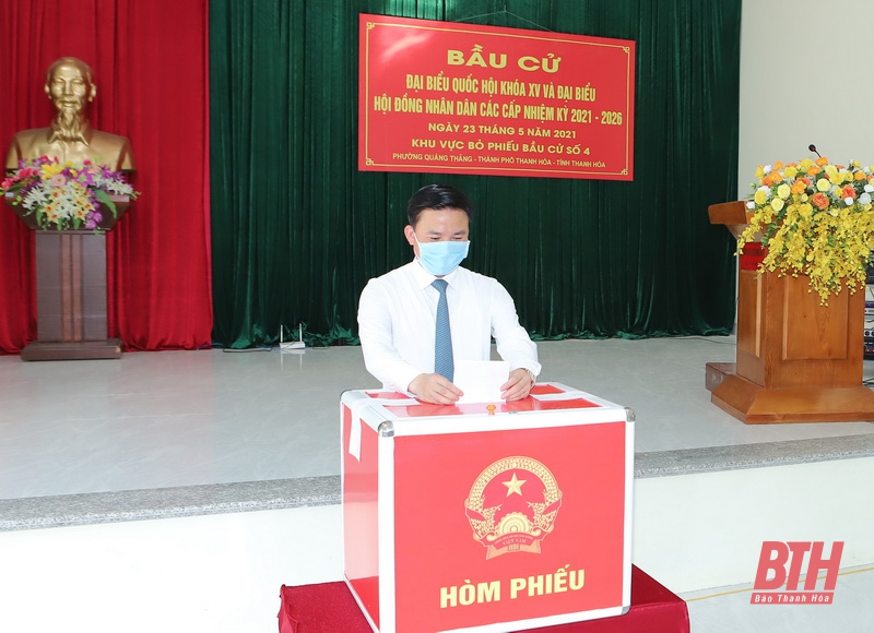Đồng chí Bí thư Tỉnh ủy Đỗ Trọng Hưng dự lễ khai mạc và bỏ phiếu bầu cử tại phường Quảng Thắng (TP Thanh Hóa)