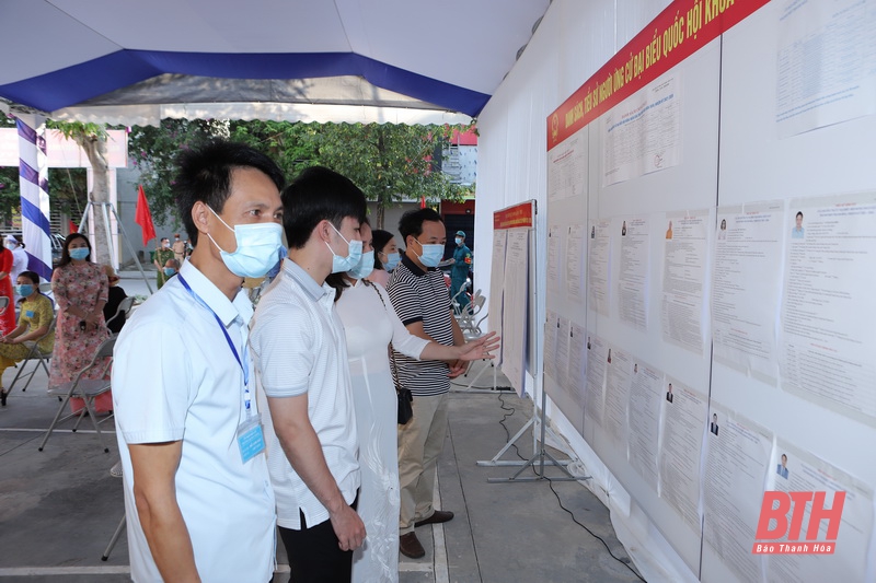 Đồng chí Bí thư Tỉnh ủy Đỗ Trọng Hưng dự lễ khai mạc và bỏ phiếu bầu cử tại phường Quảng Thắng (TP Thanh Hóa)