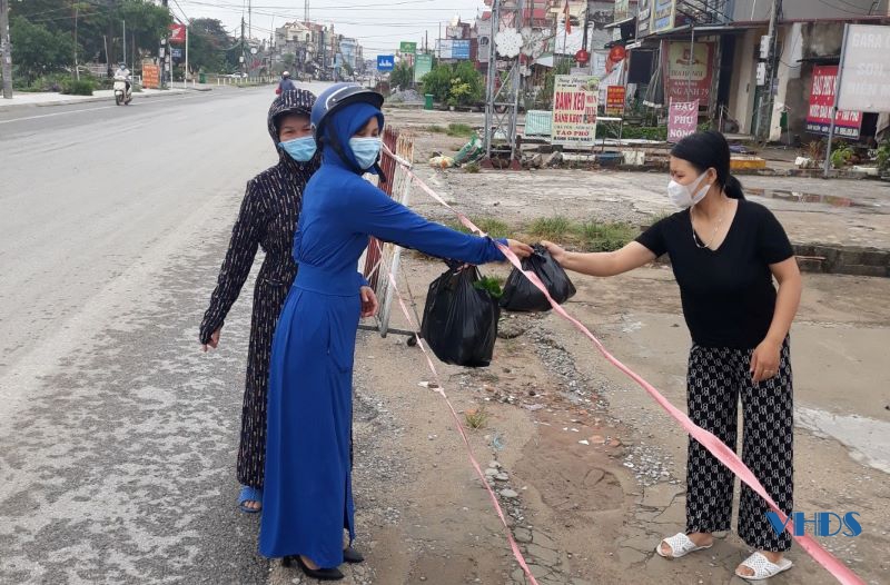 Đảm bảo nhu yếu phẩm cho các hộ dân bị phong tỏa ở thị trấn Bút Sơn