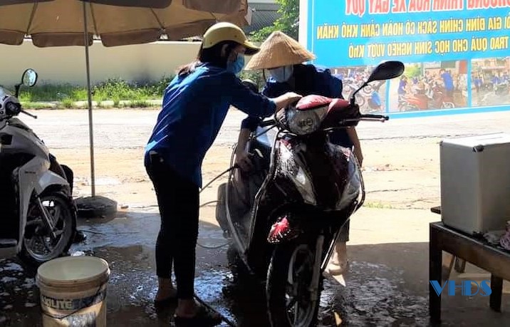 Tuổi trẻ xã Công Liêm (Nông Cống) rửa xe gây quỹ tặng quà gia đình chính sách