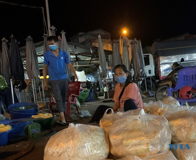Trắng đêm rà soát, phòng dịch ở chợ đầu mối rau quả Đông Hương