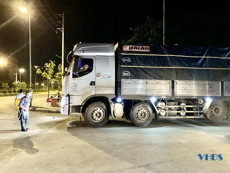 Trắng đêm rà soát, phòng dịch ở chợ đầu mối rau quả Đông Hương