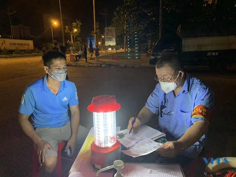 Trắng đêm rà soát, phòng dịch ở chợ đầu mối rau quả Đông Hương