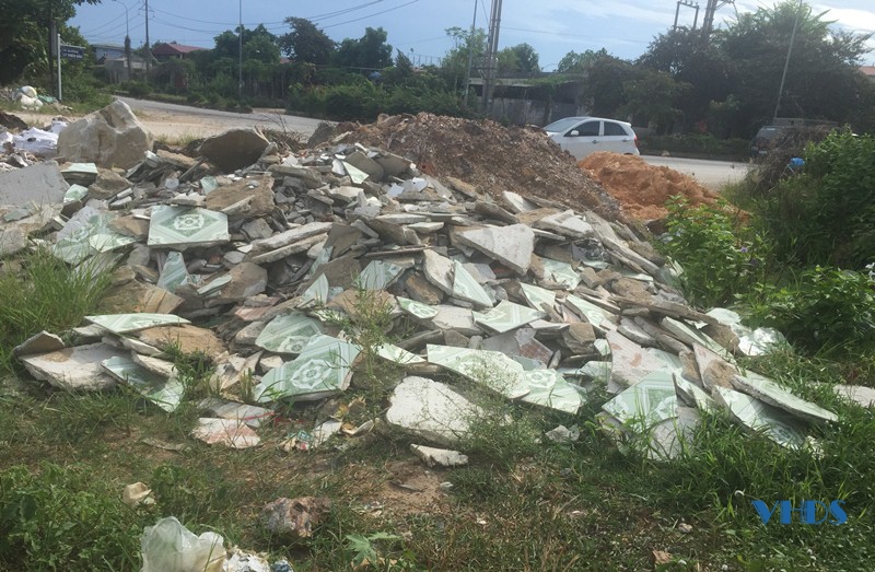 Ngang nhiên đổ chất thải nguy hại ra KCN Đình Hương - Tây Bắc ga