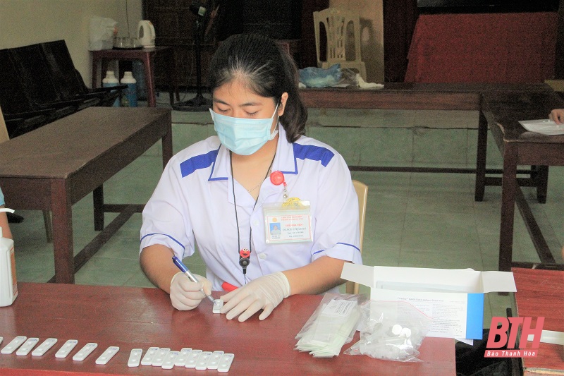 TP Thanh Hóa lấy mẫu test nhanh kháng nguyên SARS-CoV-2 cho người dân