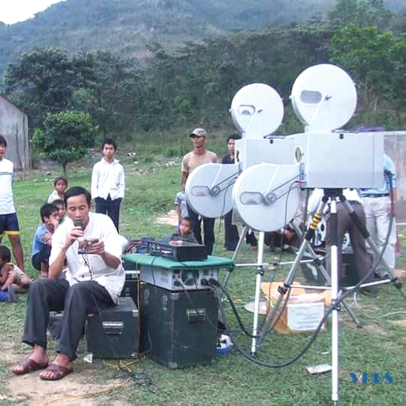 Dấu ấn cán bộ văn hóa cơ sở ở miền núi: Cõng phim lên bản