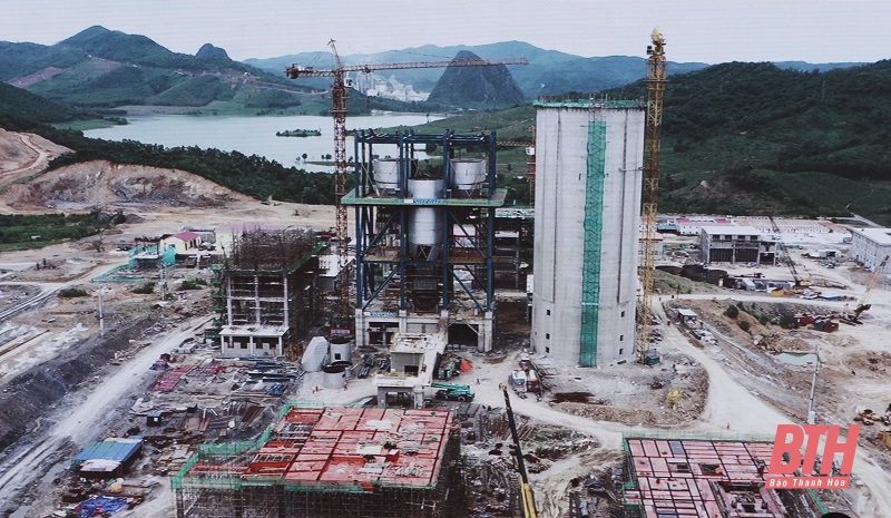 Trên công trường xây dựng Dự án Nhà máy Xi măng Đại Dương 1