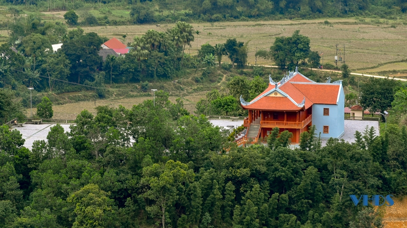 Thăm đền Chín Gian trên đỉnh Pú Pỏm