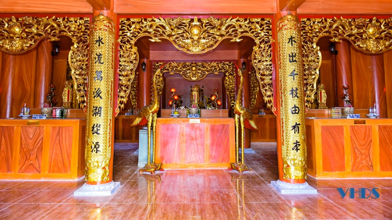 Thăm đền Chín Gian trên đỉnh Pú Pỏm