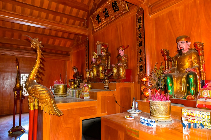 Thăm đền Chín Gian trên đỉnh Pú Pỏm