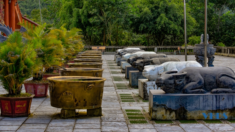 Thăm đền Chín Gian trên đỉnh Pú Pỏm