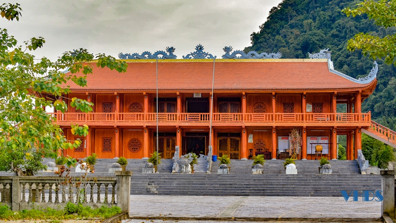Thăm đền Chín Gian trên đỉnh Pú Pỏm