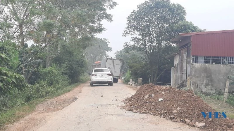 Siết chặt tình trạng xe quá tải trên tuyến tỉnh lộ 523