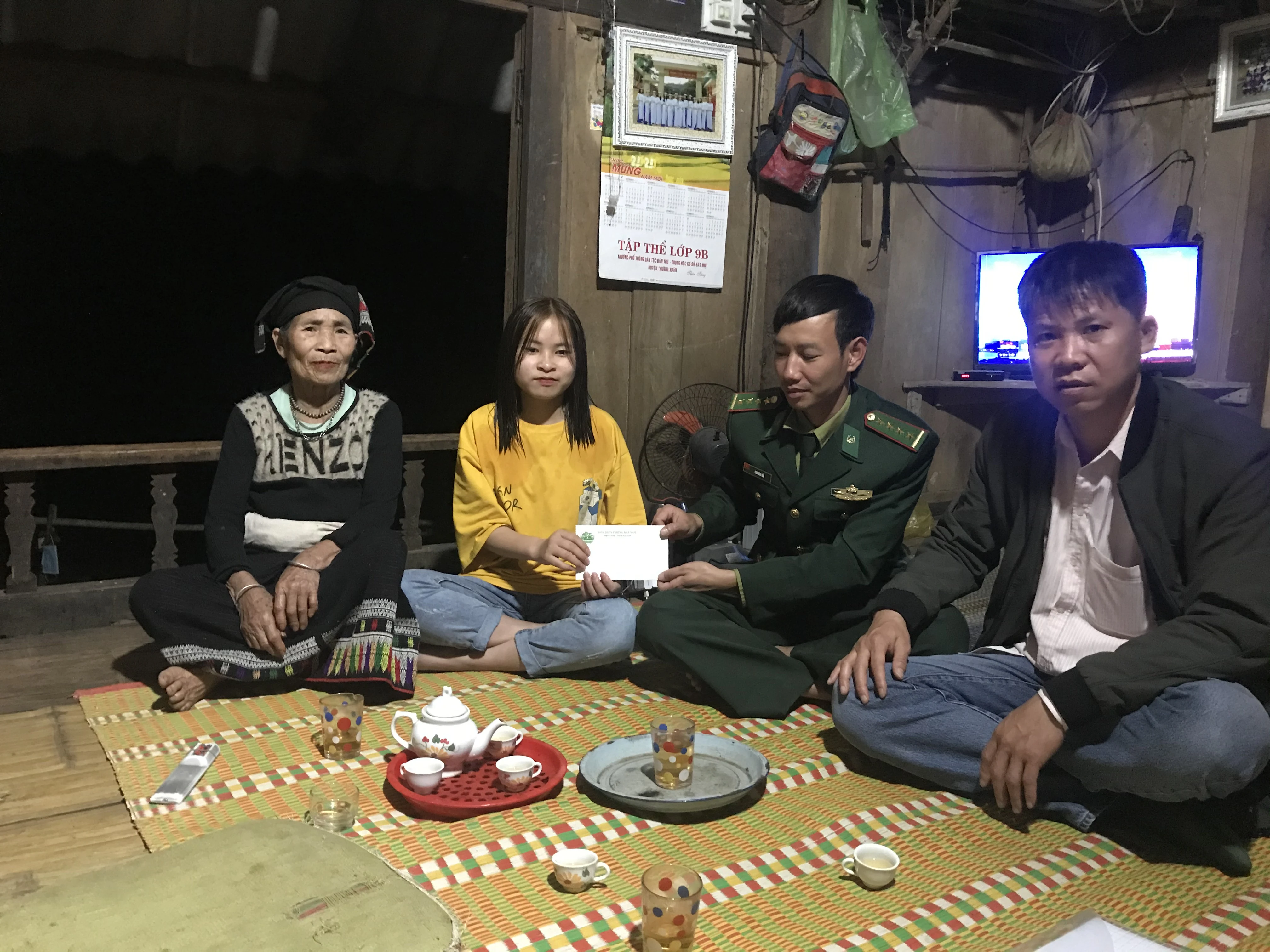 Đồn Biên phòng Bát Mọt với chương trình “Nâng bước em đến trường”