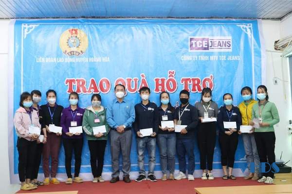 Trao quà cho đoàn viên, người lao động khó khăn Công ty TNHH MTV TCE Jeans