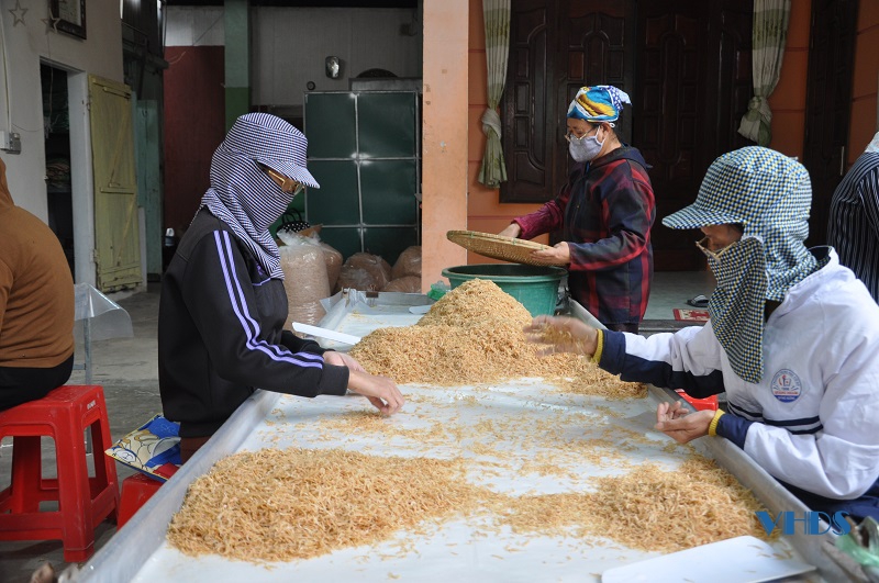Các cơ sở chế biến hải sản ở xã Quảng Nham “tăng tốc” sản xuất phục vụ thị trường Tết