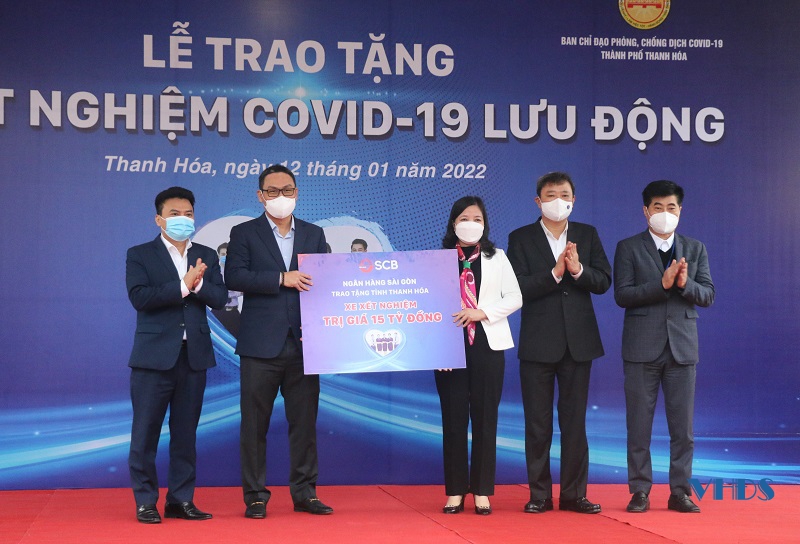 Đồng chí Bí thư Tỉnh ủy Đỗ Trọng Hưng dự lễ tiếp nhận xe xét nghiệm COVID-19 lưu động từ Ngân hàng TMCP Sài Gòn tặng TP Thanh Hóa