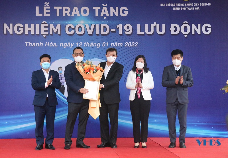 Đồng chí Bí thư Tỉnh ủy Đỗ Trọng Hưng dự lễ tiếp nhận xe xét nghiệm COVID-19 lưu động từ Ngân hàng TMCP Sài Gòn tặng TP Thanh Hóa