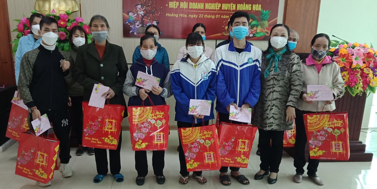 Hiệp hội Doanh nghiệp huyện Hoằng Hóa tặng quà cho gia đình có hoàn cảnh đặc biệt khó khăn