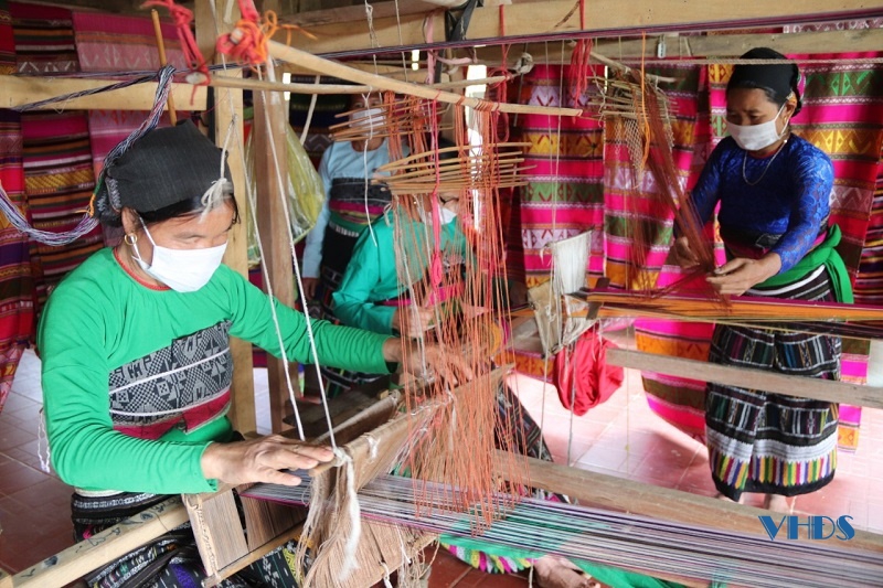 Sức sống nghề dệt thổ cẩm truyền thống của người Thái xã Lâm Phú