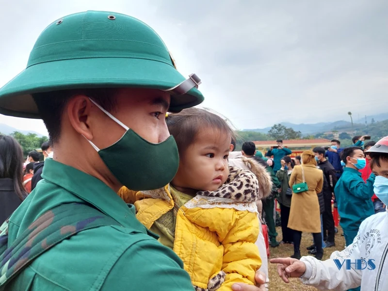 Cu Nhõi đi bộ đội