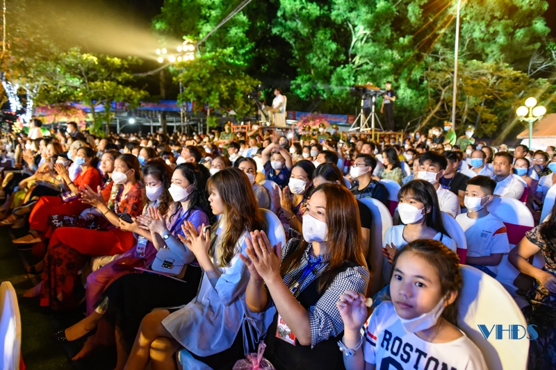 Hàng nghìn du khách tham gia Lễ hội Tình yêu Hòn Trống Mái 2022