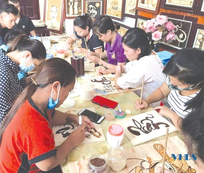 Chàng trai 8X “thổi hồn” vào những bức tranh gạo