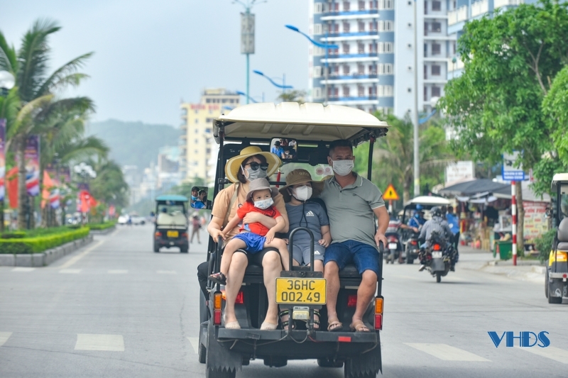 Đông đảo du khách về thành phố biển Sầm Sơn