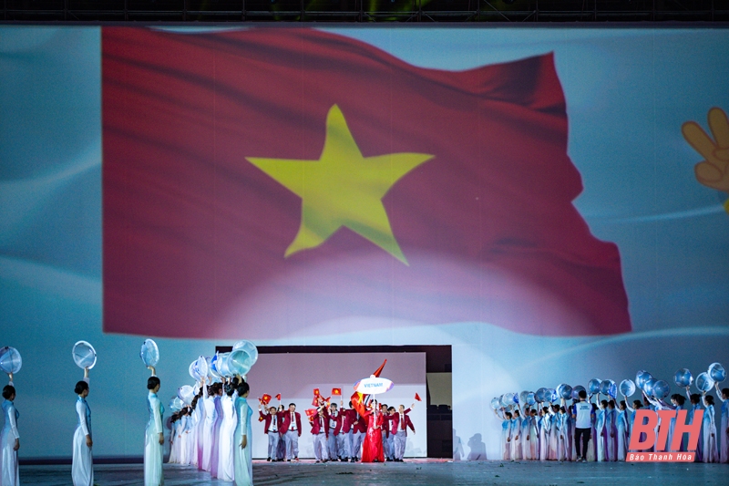 VĐV Quách Thị Lan vinh dự thắp sáng đài đuốc SEA Games 31 tại Việt Nam