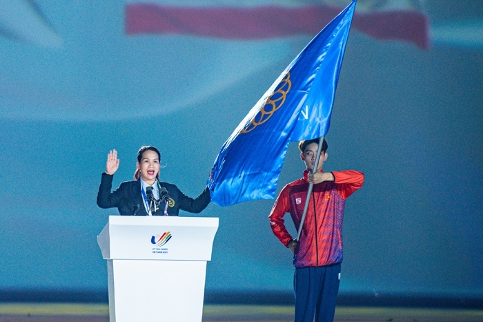 VĐV Quách Thị Lan vinh dự thắp sáng đài đuốc SEA Games 31 tại Việt Nam