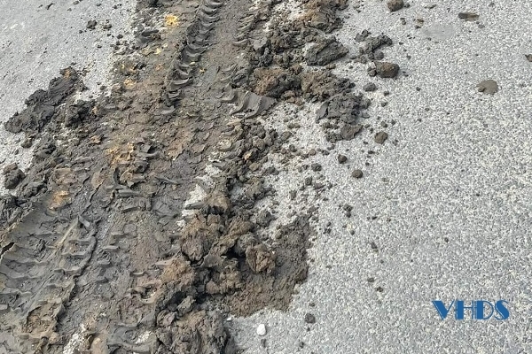 Bùn, đất rơi vãi xuống đường tiềm ẩn nguy cơ gây tai nạn giao thông