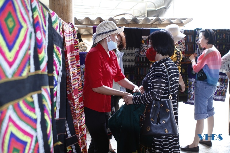 Giữ gìn, phát triển nghề dệt thổ cẩm ở bản Na Chừa