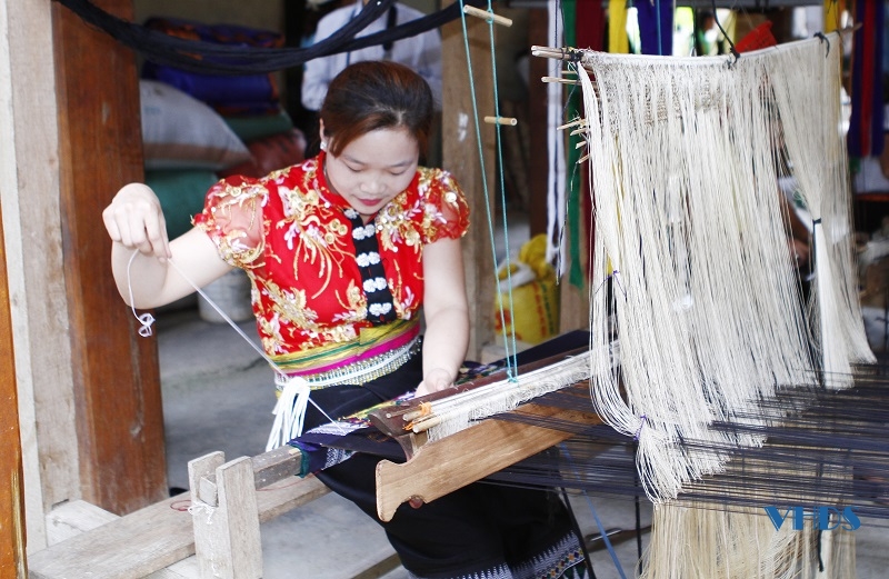Giữ gìn, phát triển nghề dệt thổ cẩm ở bản Na Chừa
