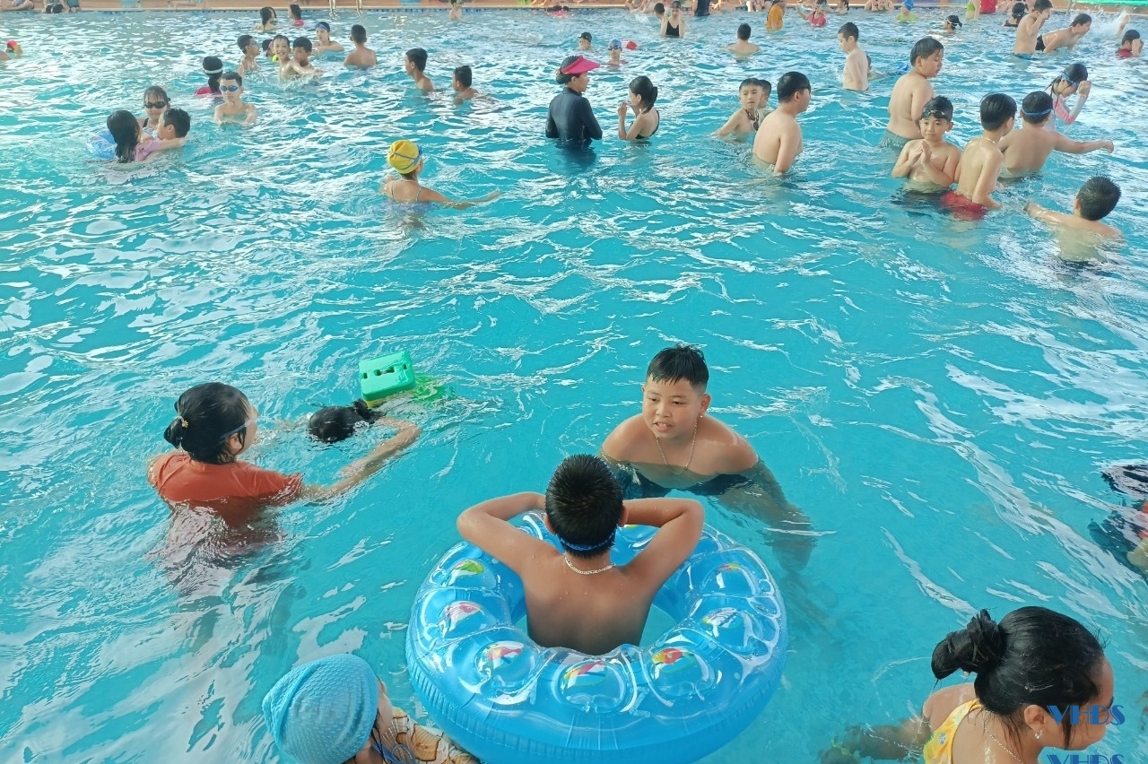 Bể bơi “đắt” khách trong những ngày nắng nóng