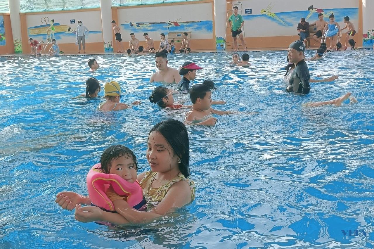 Bể bơi “đắt” khách trong những ngày nắng nóng